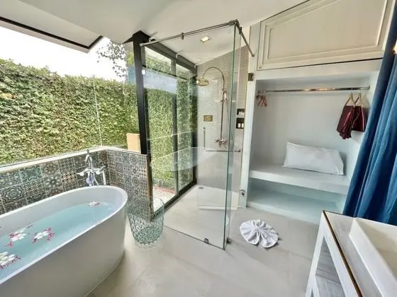 Red Pool Suite King