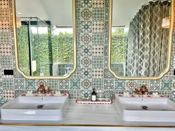 Red Pool Suite King