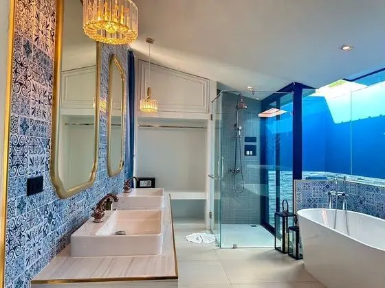 Red Pool Suite King