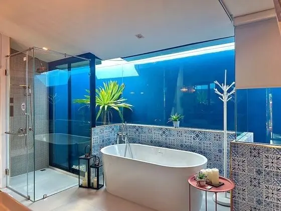Red Pool Suite King