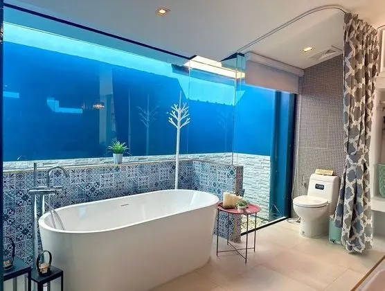 Red Pool Suite King