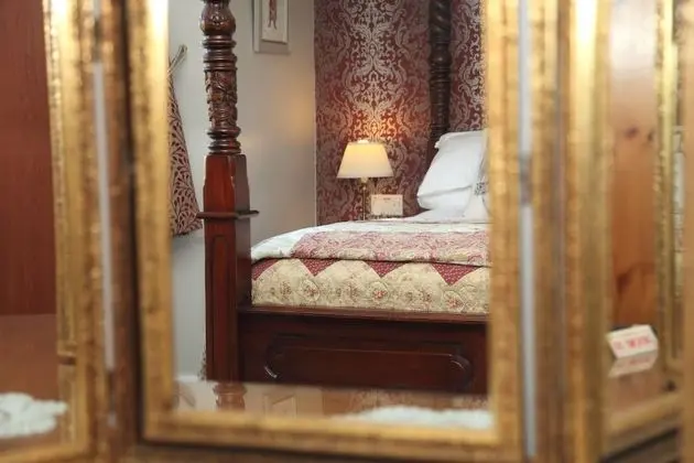 Tek Büyük Yataklı Oda (Four Poster Bed)