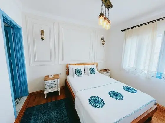 Afrodit Odası, Sokak Manzaralı, Balkonlu