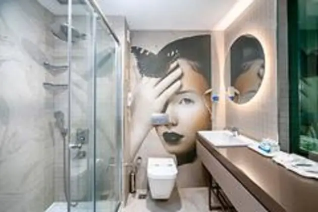 Deniz Manzaralı Standart Oda Banyo