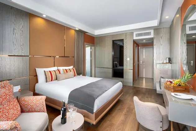 https://images.etstur.com/imgproxy/resize/2560x1440/files/images/hotelImages/etsrooms/643/Kirman_Arycanda_De_Luxe_20240913110408_0.jpg