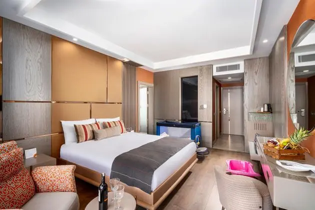 https://images.etstur.com/imgproxy/resize/2560x1440/files/images/hotelImages/etsrooms/643/Kirman_Arycanda_De_Luxe_20240913110408_1.jpg