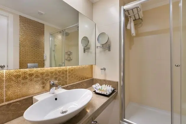 https://images.etstur.com/files/images/hotelImages/TR/212293/l/Kirman-Belazur-Resort---Spa-Oda-400067.jpg