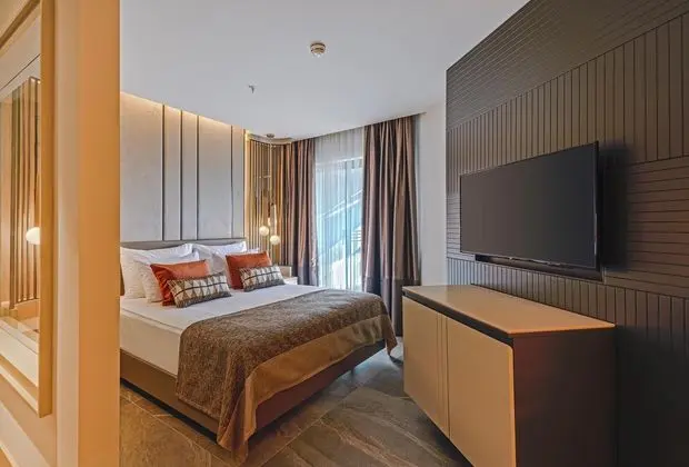 https://images.etstur.com/files/images/hotelImages/TR/214111/l/Kirman-Calyptus-Resort---Spa-Oda-374747.jpg