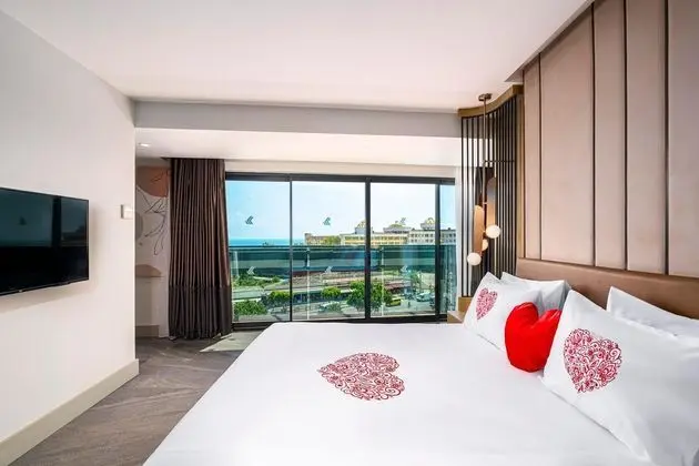 https://images.etstur.com/files/images/hotelImages/TR/214111/l/Kirman-Calyptus-Resort---Spa-Oda-374750.jpg
