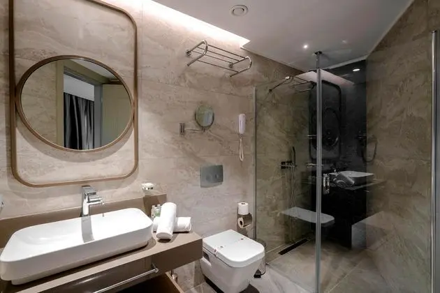 https://images.etstur.com/files/images/hotelImages/TR/214111/l/Kirman-Calyptus-Resort---Spa-Oda-374754.jpg