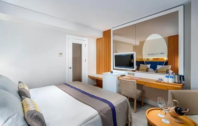 https://images.etstur.com/files/images/hotelImages/TR/212297/l/Kirman-Sidemarin-Beach---Spa-Oda-351964.jpg