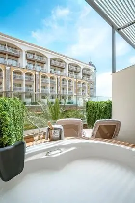 Teras Jakuzili Deniz Manzaralı Oda