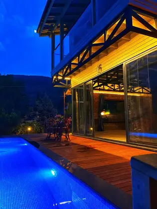 Junior Luxury Heated Pool