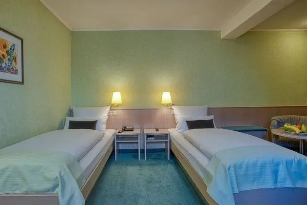 Tek Büyük veya İki Ayrı Yataklı Oda, Bahçe Manzaralı