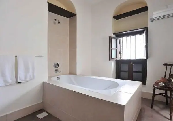 Deluxe Tek Büyük Yataklı Oda (Burdani)