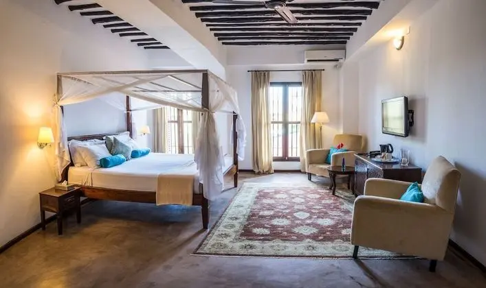 Junior Süit (Malkia)