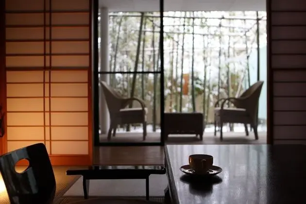 Oda, Sigara İçilebilir, Avlu Manzaralı (Japanese Western Style - HAMANASU)