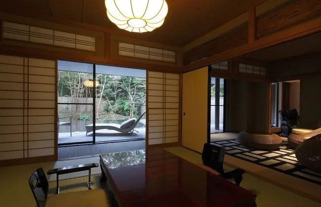 Oda, Sigara İçilmez, Avlu Manzaralı (Japanese Western Style - NANAKAMADO)