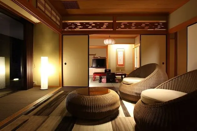 Oda, Sigara İçilmez, Avlu Manzaralı (Japanese Western Style - NANAKAMADO)
