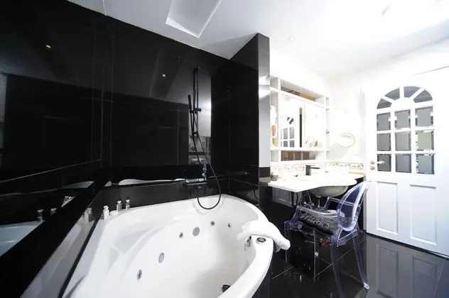 Two Bedroom Suite with Sea View & Pool