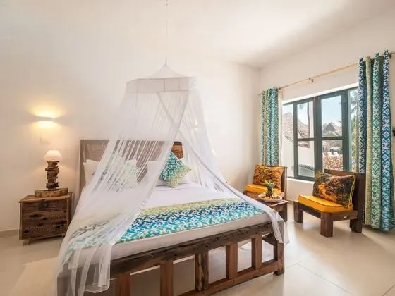 Deluxe Tek Büyük Yataklı Oda, Havuz Manzaralı, Denize Sıfır