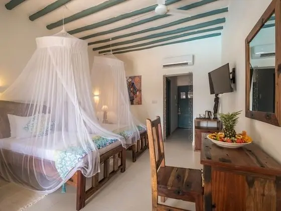 Deluxe Tek Büyük Yataklı Oda, Havuz Manzaralı, Denize Sıfır