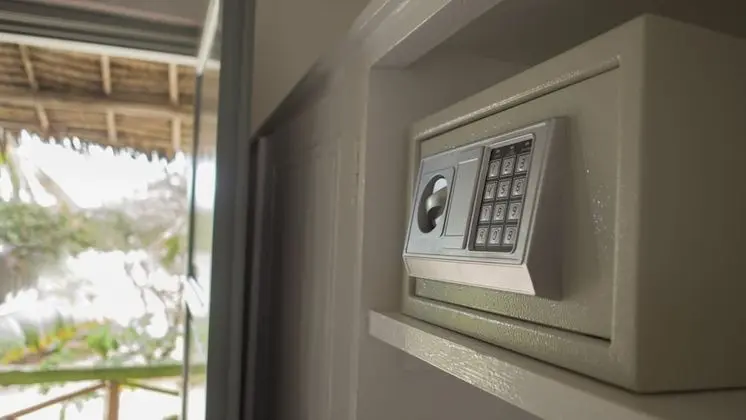 Deluxe Tek Büyük Yataklı Oda, Havuz Manzaralı, Denize Sıfır