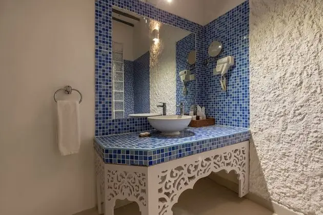 Deluxe Tek Büyük Yataklı Oda, Havuz Manzaralı, Denize Sıfır
