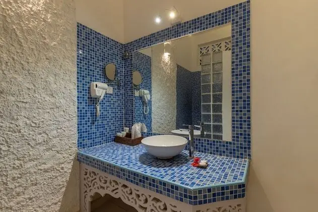 Deluxe Tek Büyük Yataklı Oda, Havuz Manzaralı, Denize Sıfır
