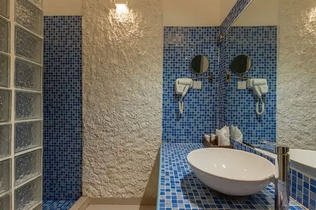 Deluxe Tek Büyük Yataklı Oda, Havuz Manzaralı, Denize Sıfır