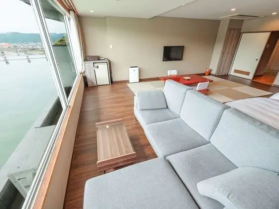 Traditional Oda, Sigara İçilmez, Nehir Manzaralı (Deluxe Triple Japanese Western,60sqm)