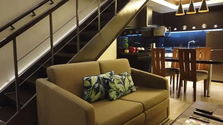 Family Çatı Katı (Loft), 2 Büyük (Queen) Boy Yatak, Sigara İçilmez, Şehir Manzaralı