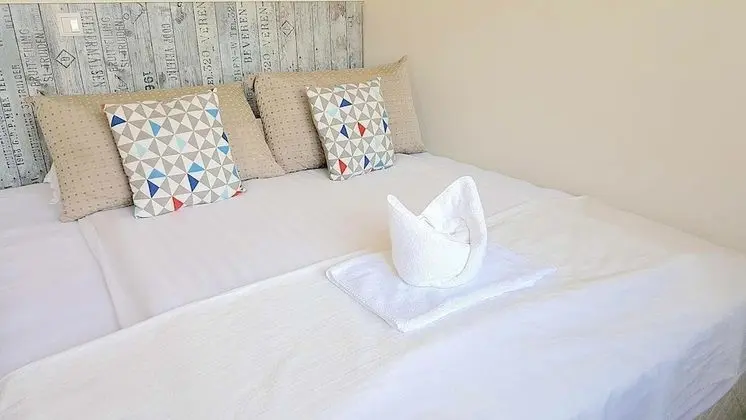 Tek Büyük veya İki Ayrı Yataklı Oda, Ortak Banyo