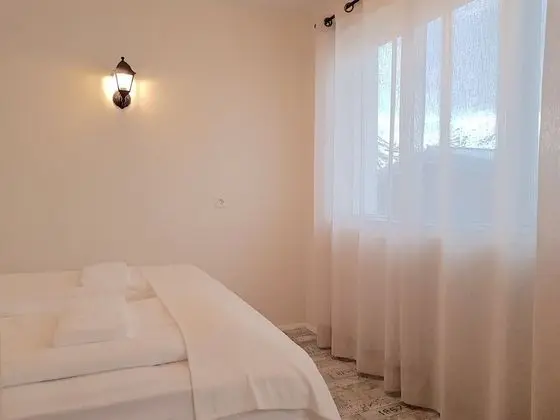 Tek Büyük veya İki Ayrı Yataklı Oda, Ortak Banyo