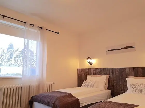 Tek Büyük veya İki Ayrı Yataklı Oda, Ortak Banyo