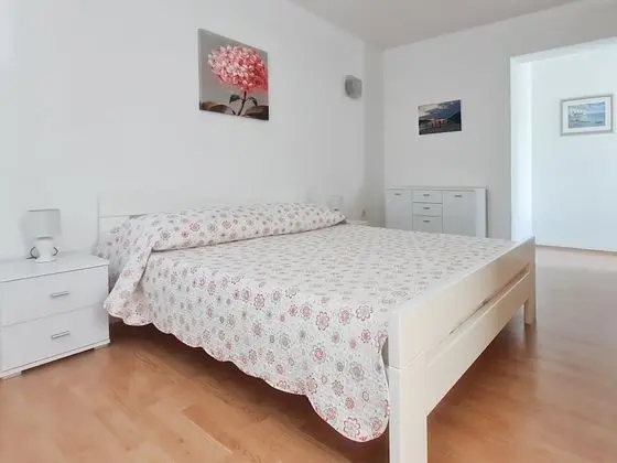 Villa (Holiday Home with Terrace, Pool and S)