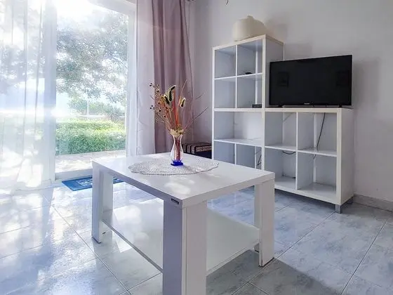 Villa (Holiday Home with Terrace, Pool and S)