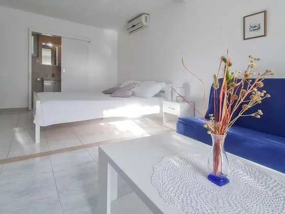 Villa (Holiday Home with Terrace, Pool and S)