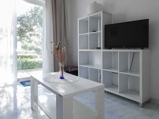 Villa (Holiday Home with Terrace, Pool and S)