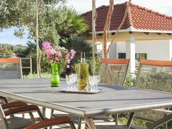 Villa (Holiday Home with Terrace, Pool and S)