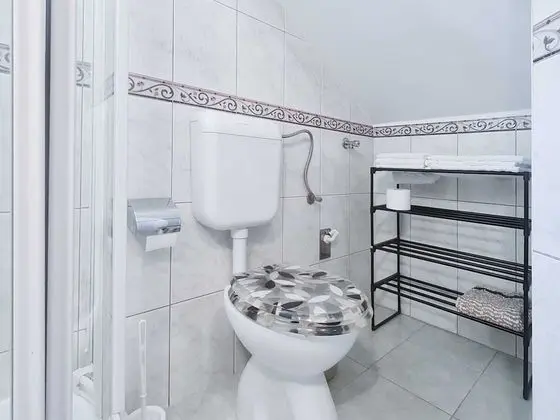 Villa (Holiday Home with Terrace, Pool and S)