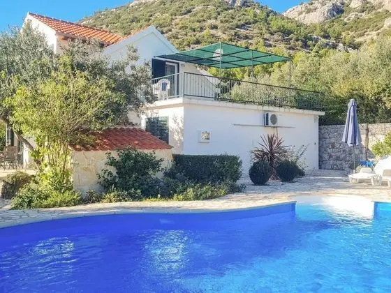 Villa (Holiday Home with Terrace, Pool and S)