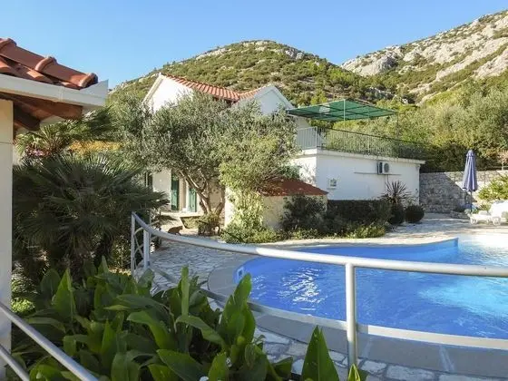 Villa (Holiday Home with Terrace, Pool and S)