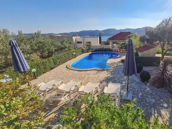 Villa (Holiday Home with Terrace, Pool and S)