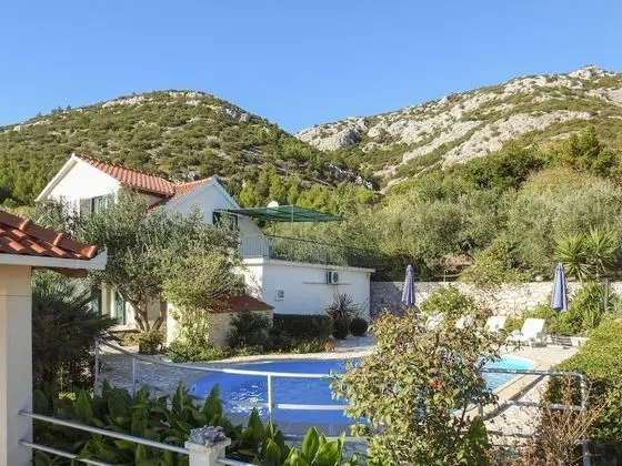 Villa (Holiday Home with Terrace, Pool and S)