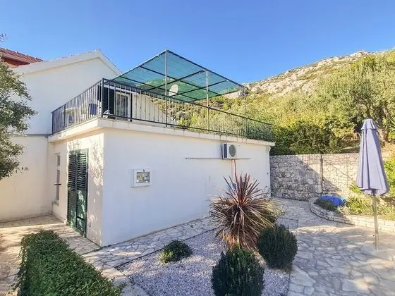 Villa (Holiday Home with Terrace, Pool and S)