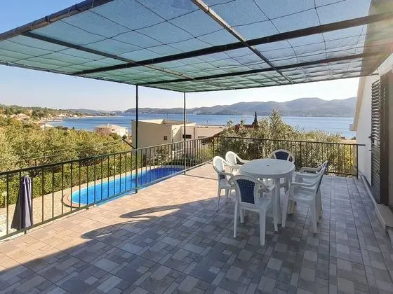 Villa (Holiday Home with Terrace, Pool and S)