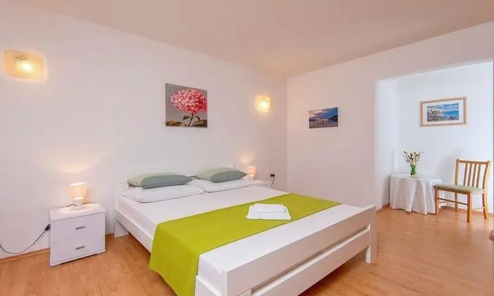 Villa (Holiday Home with Terrace, Pool and S)