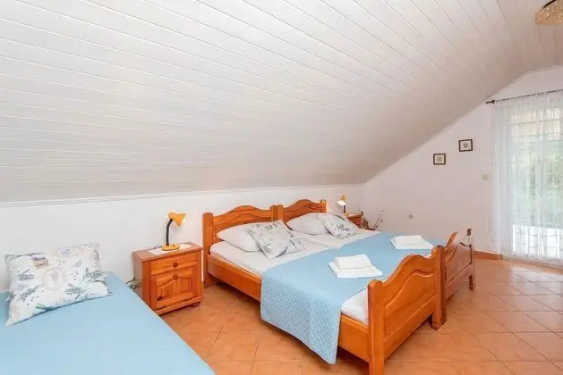 Villa (Holiday Home with Terrace, Pool and S)