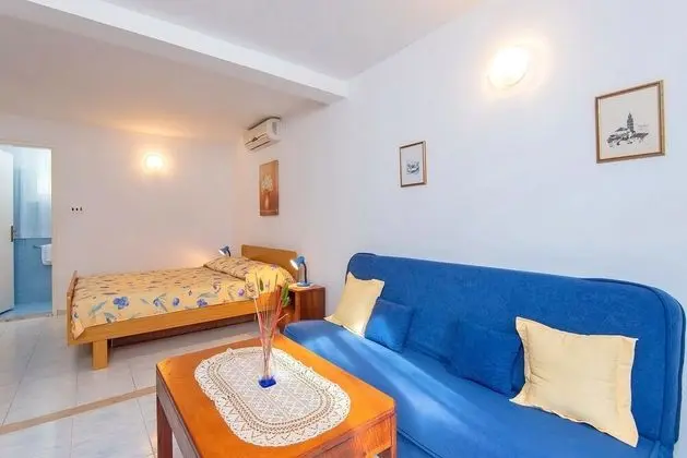 Villa (Holiday Home with Terrace, Pool and S)